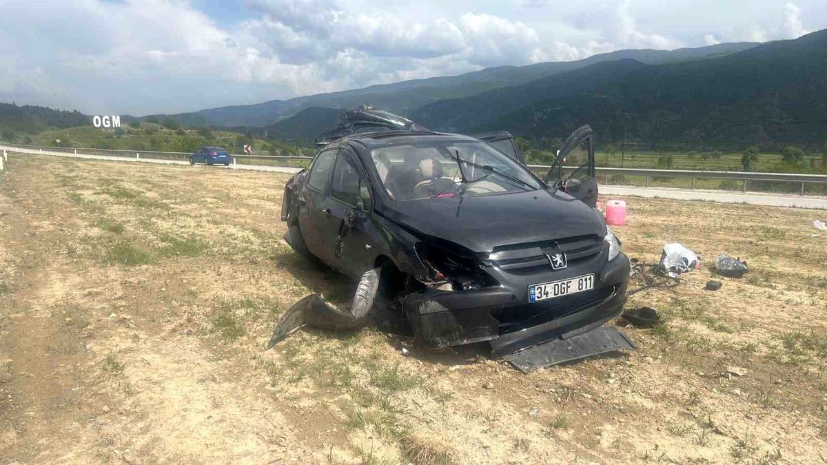 D100'de otomobil takla attı: 3 yaralı