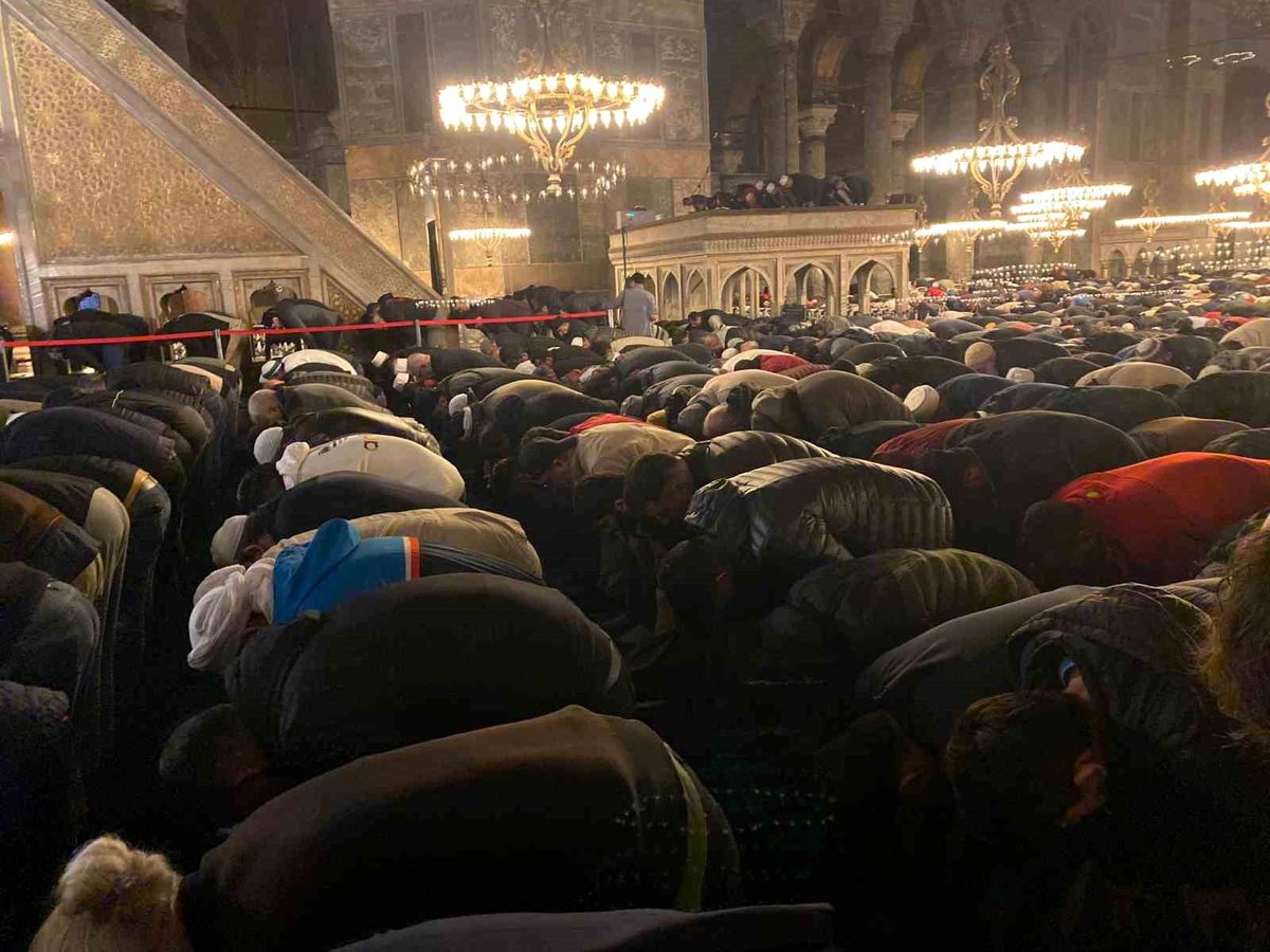 Diyanet İşleri Başkanı Ali Erbaş, İstanbul'un Fethi'nin 570. yıl dönümünde Ayasofya'da namaz kıldırdı