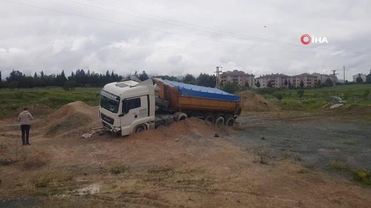Frenleri Patlayan Araç Kontrolden Çıkarak Kum Yığınına Saplandı