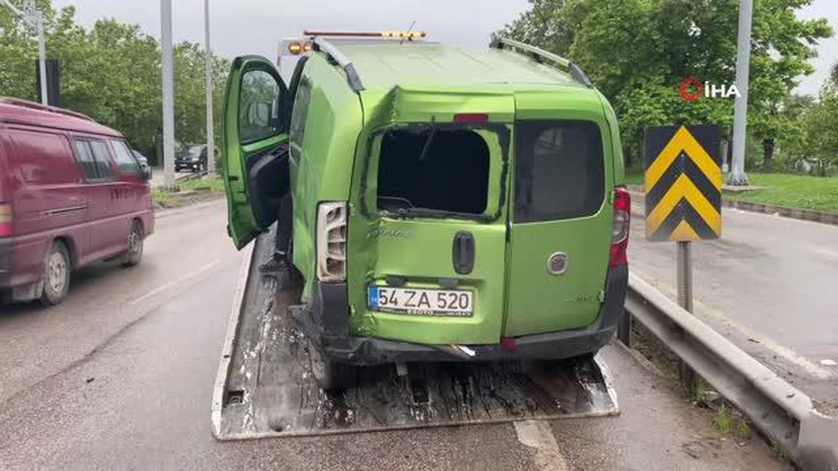 Hafif ticari araç ile yolcu otobüsü çarpıştı: 1 yaralı