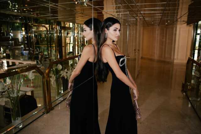 Hande Erçel'in Cannes'da giydiği siyah kombinin 881 bin TL olduğu ortaya çıktı