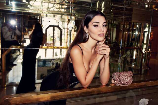 Hande Erçel'in Cannes'da giydiği siyah kombinin 881 bin TL olduğu ortaya çıktı