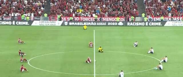 İşte futbol bu! Oyuncular ve hakemler ırkçılığa uğrayan Vinicius için bakın ne yaptı