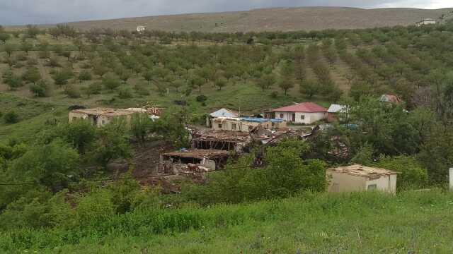 Kahramanmaraş'ta hortum çatıları uçurdu, ağaçları yerinden söktü