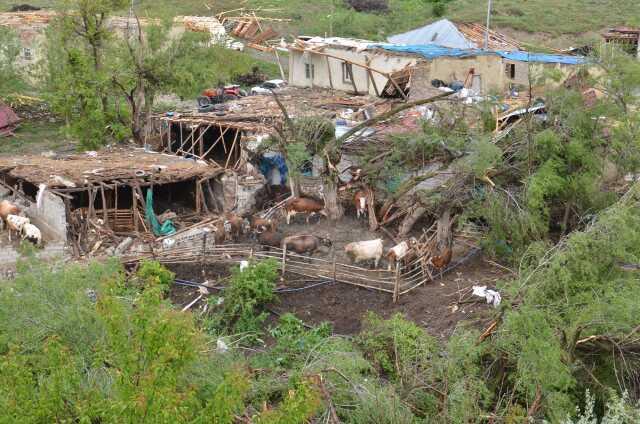 Kahramanmaraş'ta hortum çatıları uçurdu, ağaçları yerinden söktü