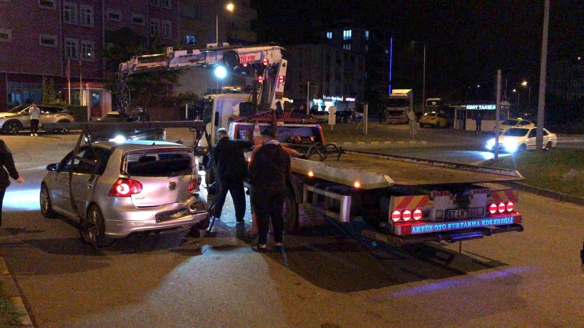 Kamyonet Kavşakta Otomobille Çarpıştı: 3 Yaralı