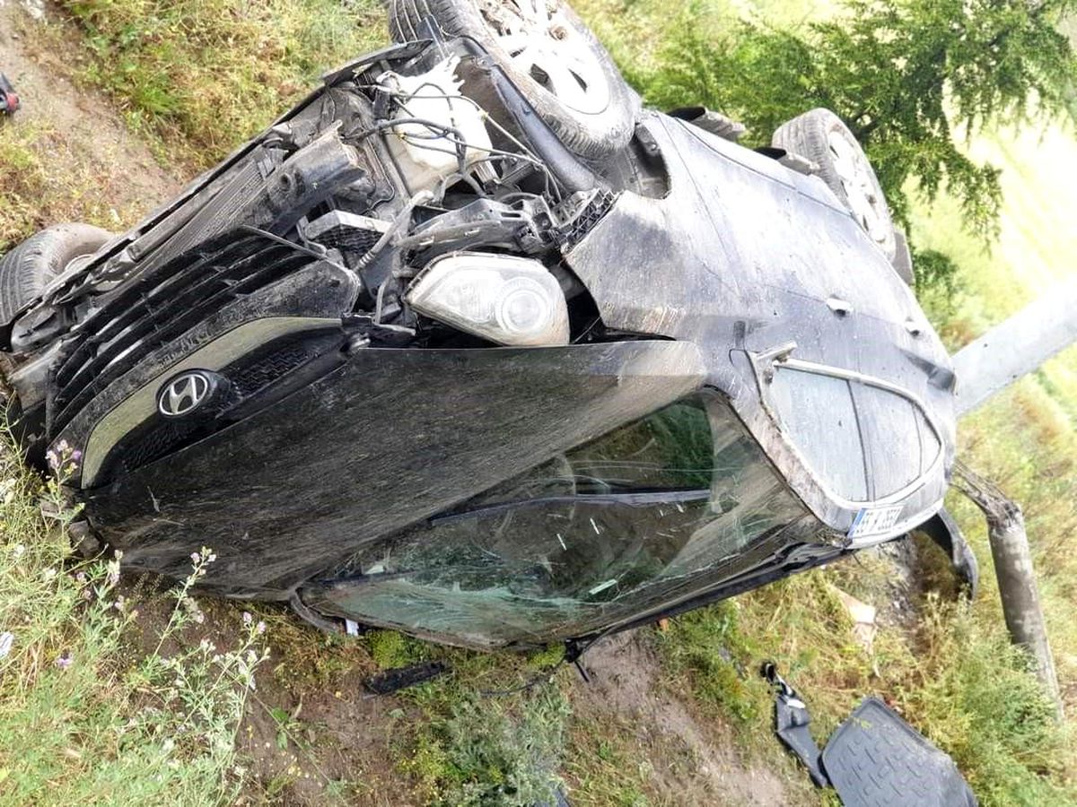 Kontrolden Çıkan Otomobil Tarlaya Devrildi: 2 Yaralı