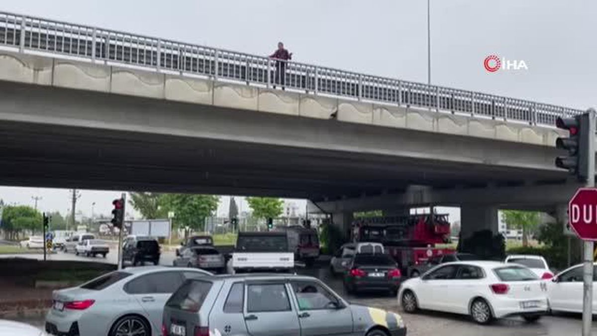 Köprüde intihar girişimi ekipleri alarma geçirdi