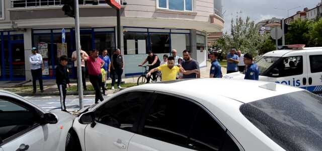Koyun can derdinde kasap et derdinde! Kaza yapan eşini unutup 'Arabam gitti' diye aracı tekmeledi
