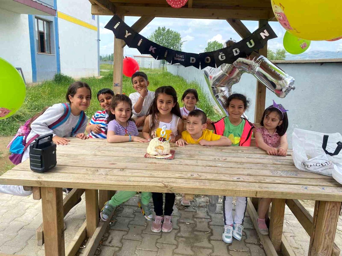 KYK Yurdunda Depremzedeye Sürpriz Doğum Günü Kutlaması