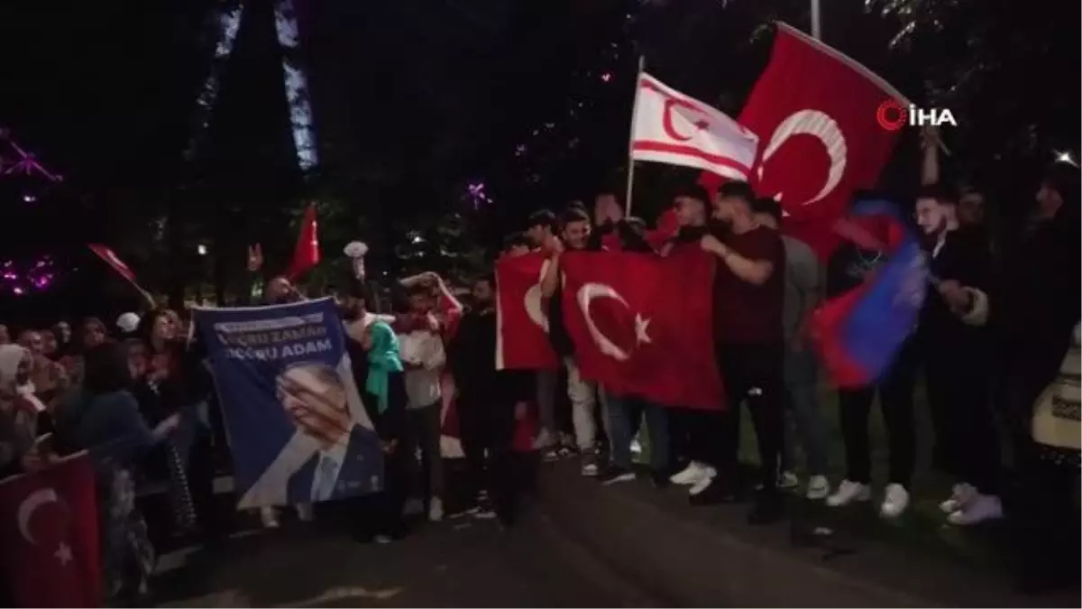 Londra'da Gurbetçi Vatandaşlar Cumhurbaşkanı Erdoğan'ın Zaferini Kutladı