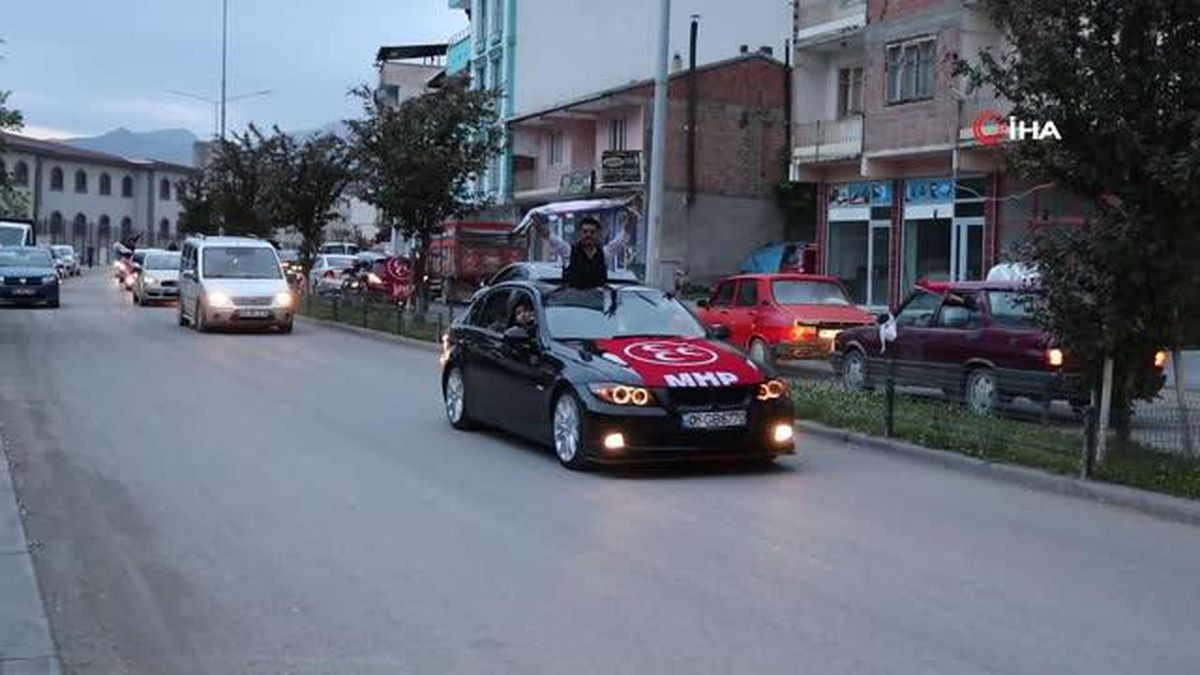 Oltu'da seçim zaferi halaylarla kutlandı