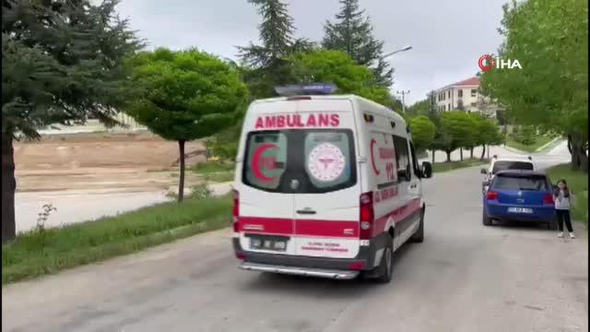 Plakasız kullandığı motosiklet ile otomobile çarpan sürücü yaralandı