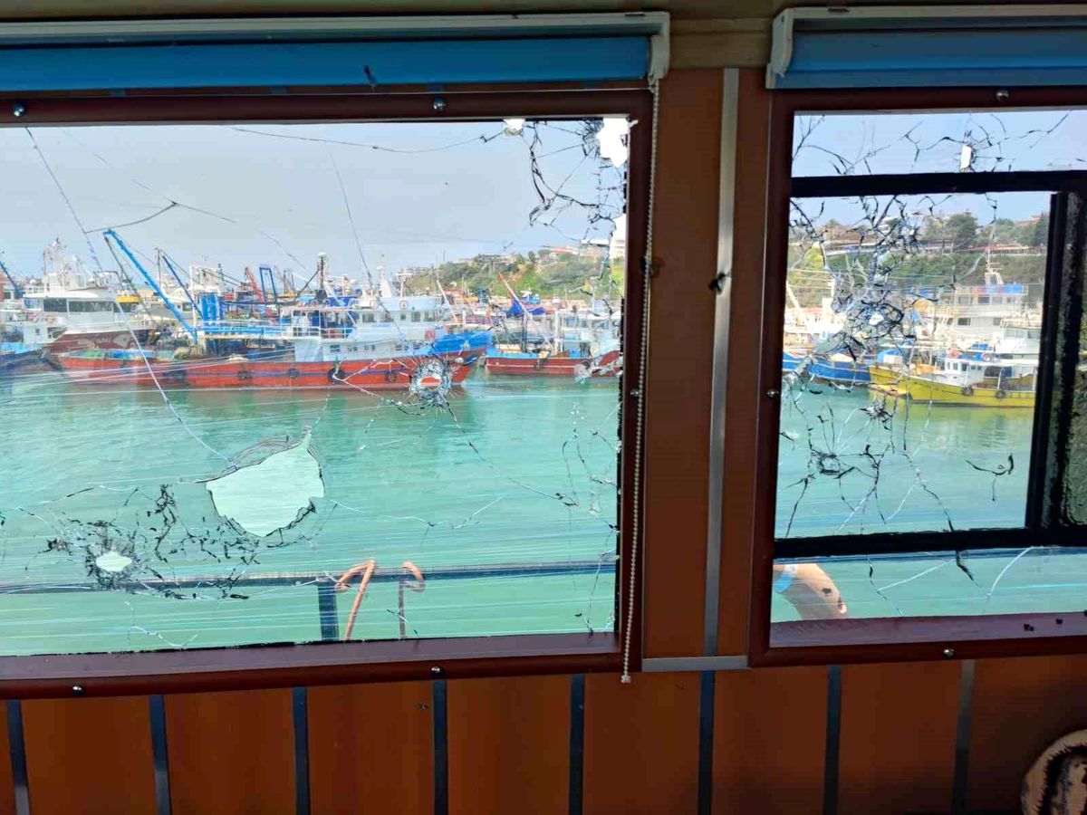 Suriye rejimi güvenlik güçleri Adana'dan çıkan balıkçı teknesine ateş açtı: 2 yaralı