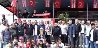 Samsunspor'un şampiyonluk kupası Tekkeköy'de meşalelerle karşılandı