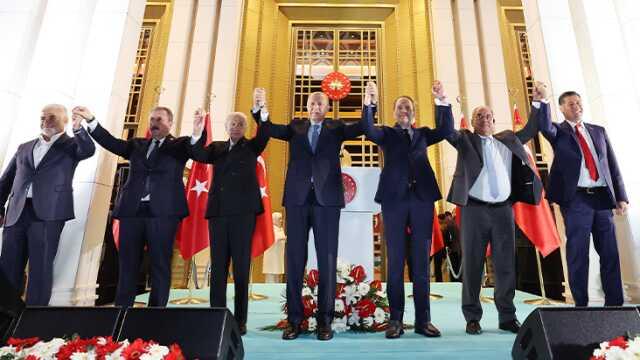 Sinan Oğan, Yeşil Sol Parti'nin kendisiyle ilgili paylaştığı fotoğrafa ateş püskürdü: Alçakça yapılmış bir montaj, bu kadar mı düştünüz? Sinan Oğan, Yeşil Sol Parti'nin kendisiyle ilgili paylaştığı fotoğrafa ateş püskürdü: Alçakça yapılmış bir montaj, bu kadar mı düştünüz?