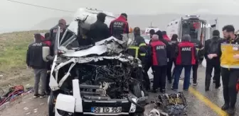 Sivas'ta servis aracı ile tır çarpıştı: 4 ölü 1'i ağır 3 yaralı