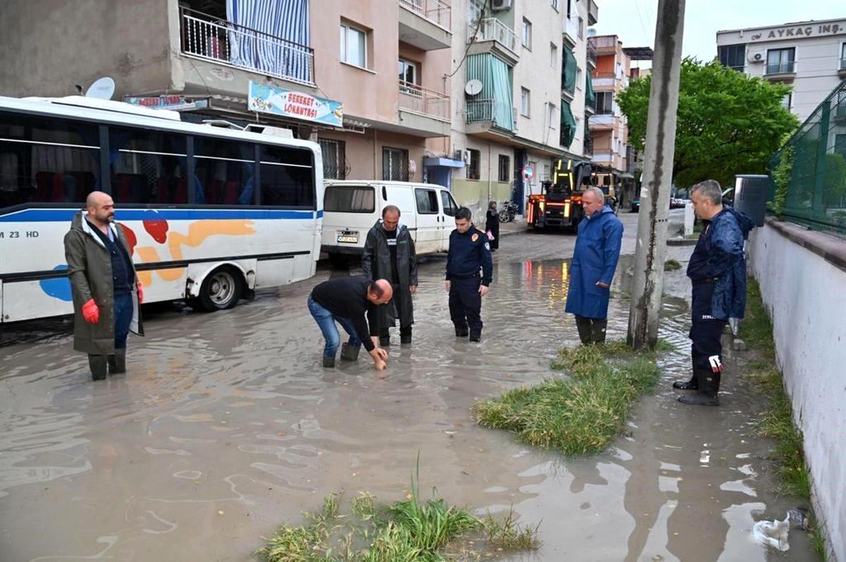 Manisa'da Şiddetli Yağışta Ekipler Teyakkuzda
