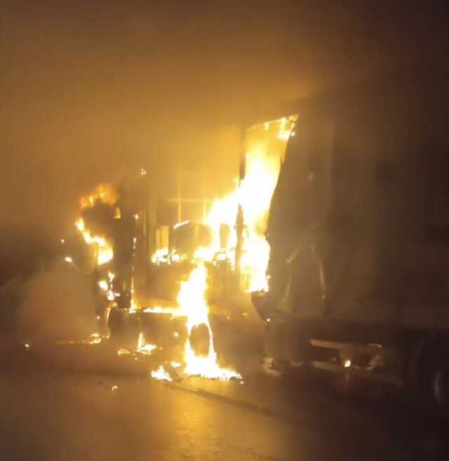Tünele giren tır alev alev yandı! 17 kişi yaralandı
