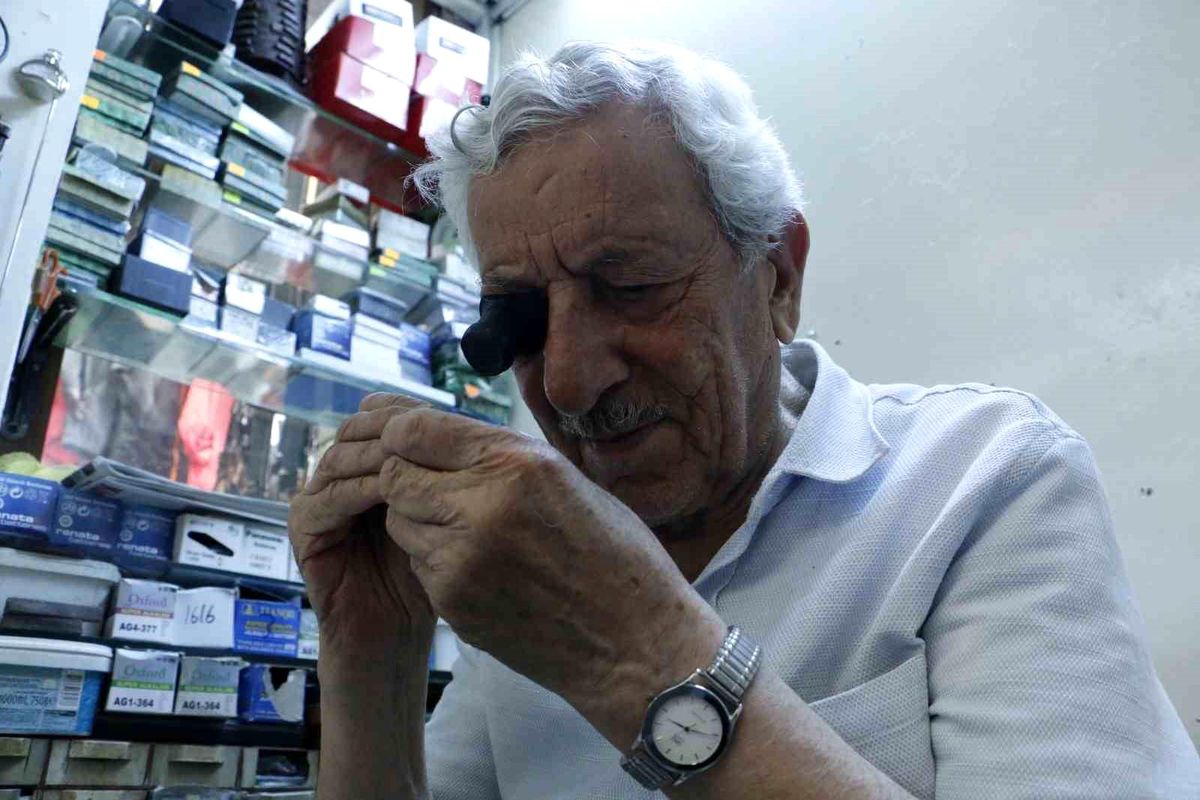 Diyarbakır'da 89 yaşındaki saat tamircisi 55 yıldır mesleğini sürdürüyor