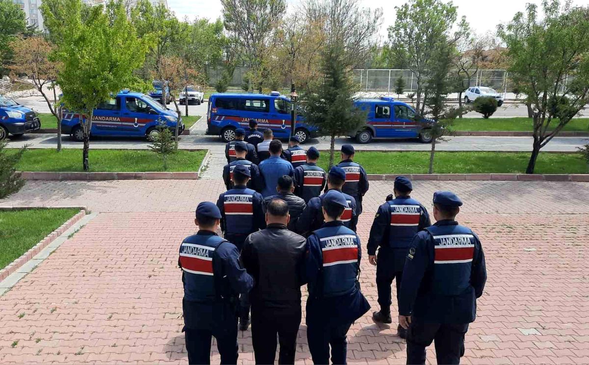 Aksaray'da Jandarma Ekipleri Aranan 3 Şahsı Yakaladı