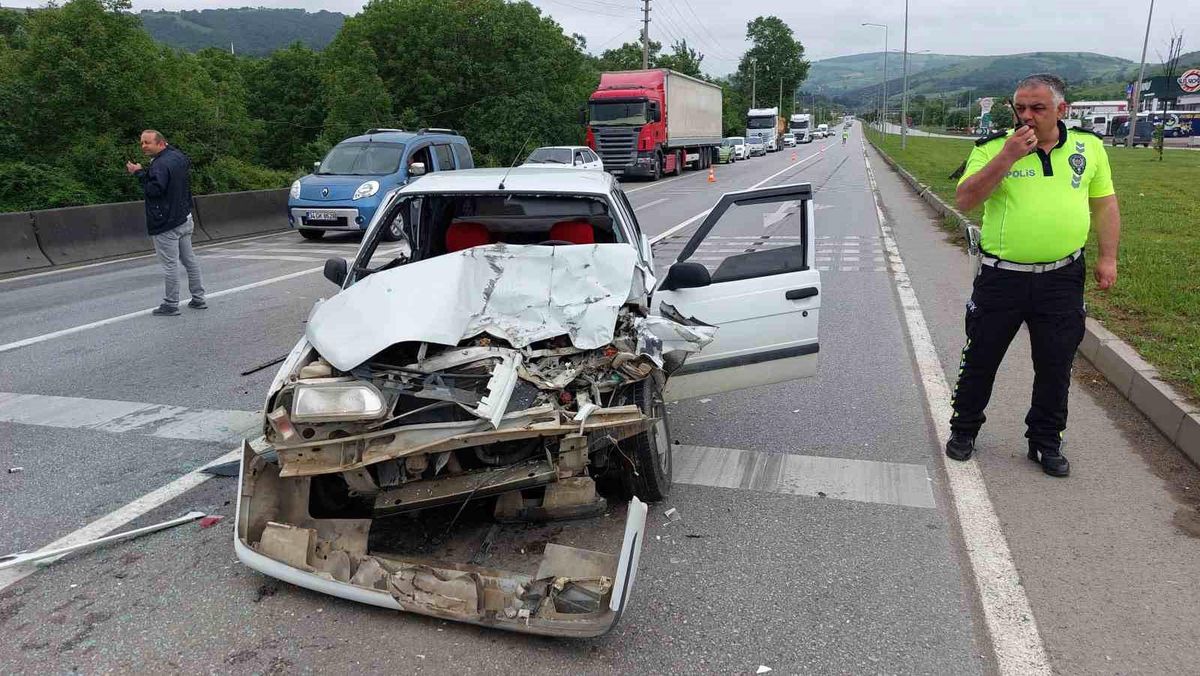 Samsun'da alkollü sürücü kırmızı ışıkta bekleyen araçlara çarptı: 2 yaralı
