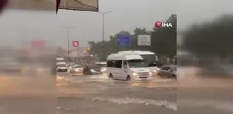 Antalya'da Şiddetli Yağmur Araçları Yolda Bıraktı