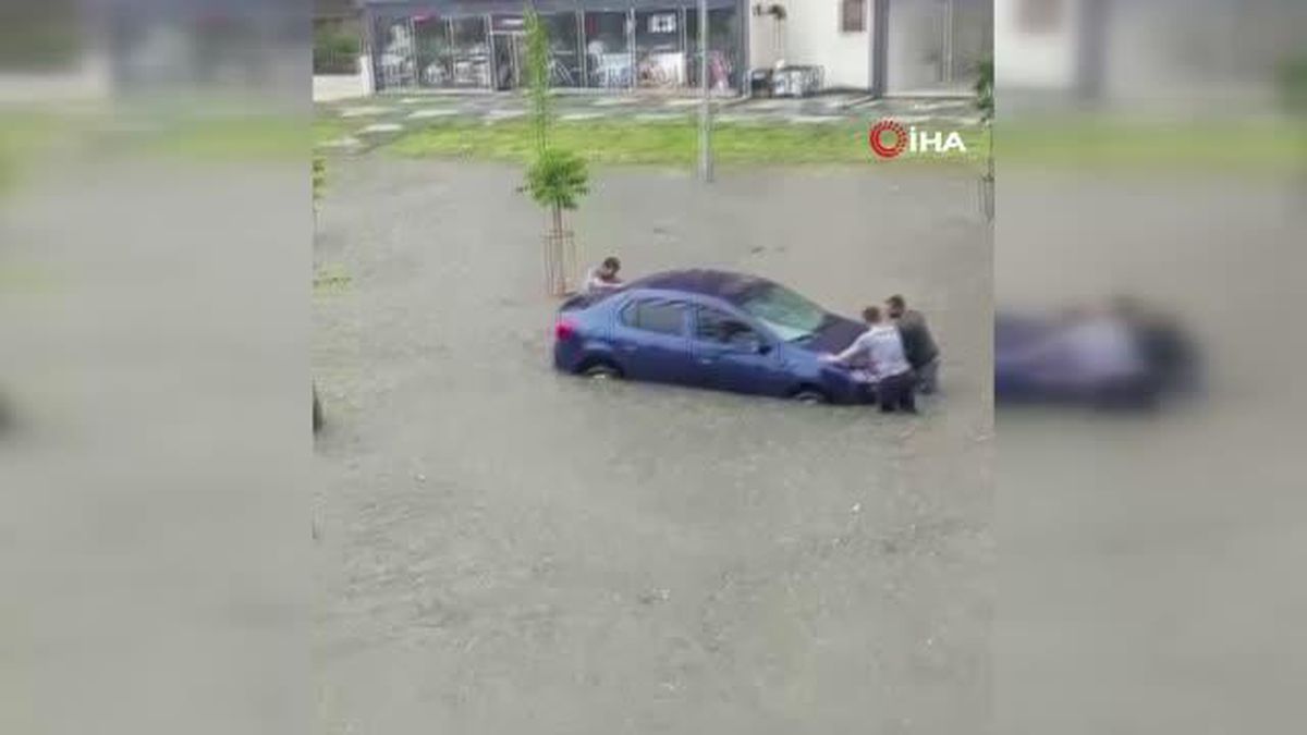 Tekirdağ Çorlu'da Sağanak Yağış Araçları Suya Gömdü