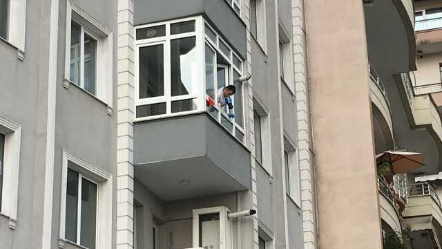 Balkon camlarını temizlerken düşerek feci şekilde can verdi... O anlar kamerada