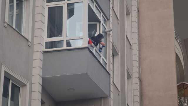 Balkon camlarını temizlerken düşerek feci şekilde can verdi... O anlar kamerada