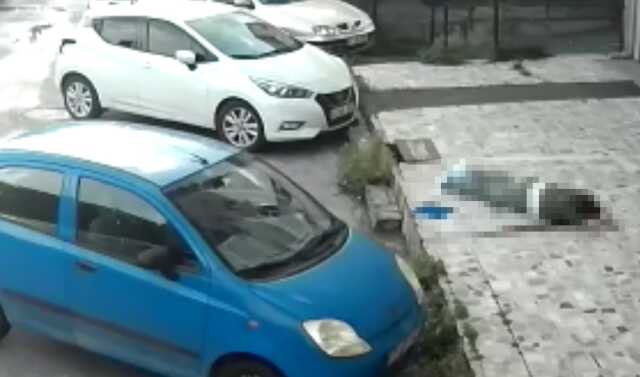 Balkon camlarını temizlerken düşerek feci şekilde can verdi... O anlar kamerada