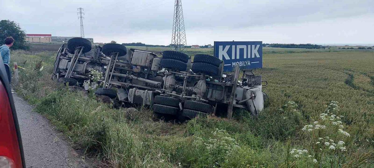 Beton mikseri düz yolda devrildi: 1 ölü