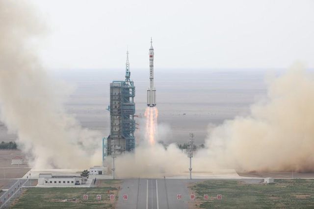 Çin 3 Astronotunu 5 Aylık Görev İçin Uzay İstasyonuna Gönderdi