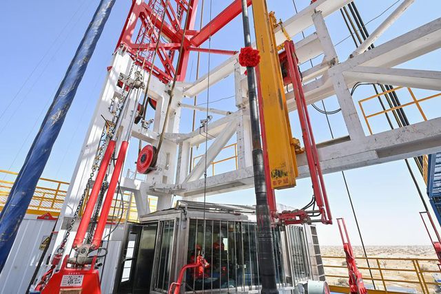 Çin, Bilimsel Keşif İçin Taklamakan Çölü'nde 10.000 Metreden Derin Sondaj Kuyusu Kazıyor Çin, Bilimsel Keşif İçin Taklamakan Çölü'nde 10.000 Metreden Derin Sondaj Kuyusu Kazıyor