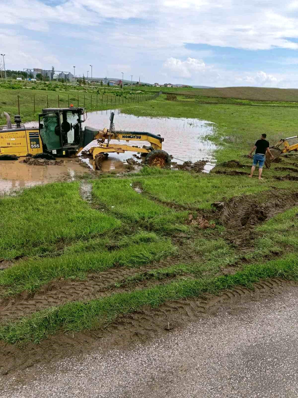 Çorum'da sele müdahale eden iş makinesi toprağa saplandı