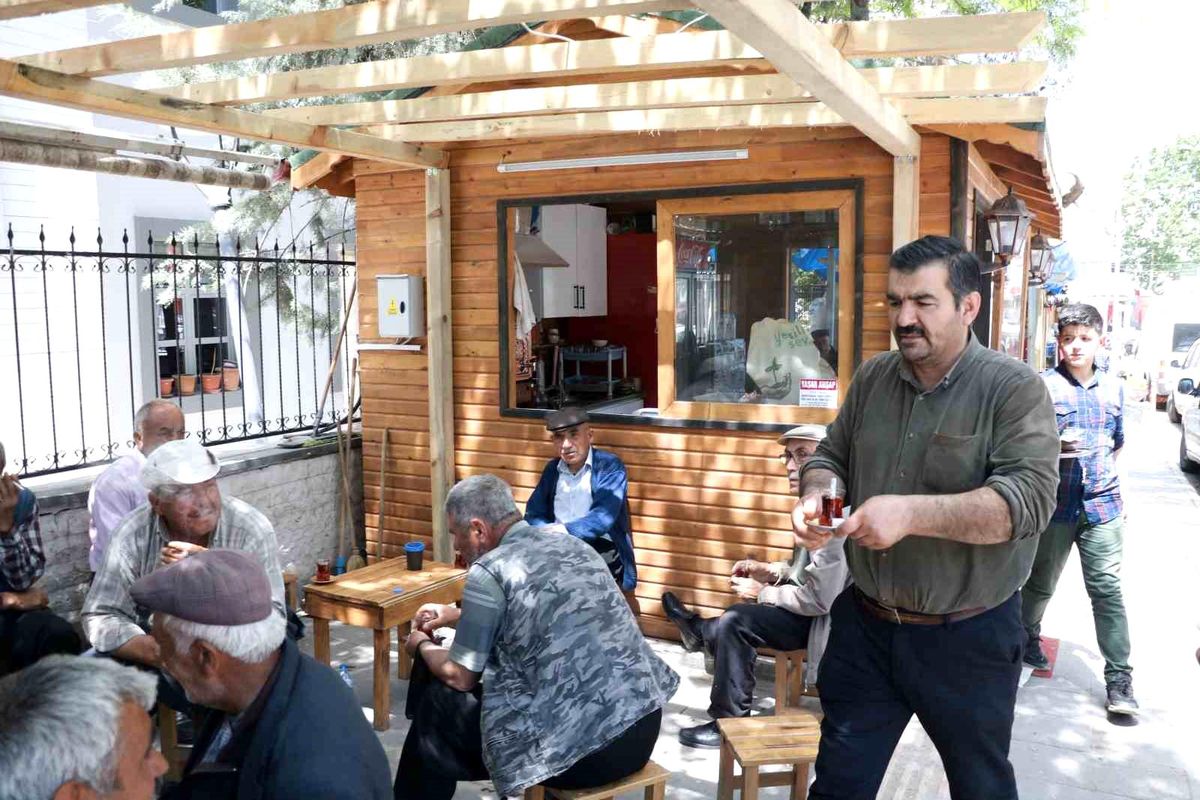 Depremde iş yerini kaybeden çaycı esnafı, kendi imkanlarıyla yeni iş yerinde mesaiye başladı
