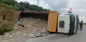Edremit'te iş kamyonu su kanalına devrildi: 1 yaralı