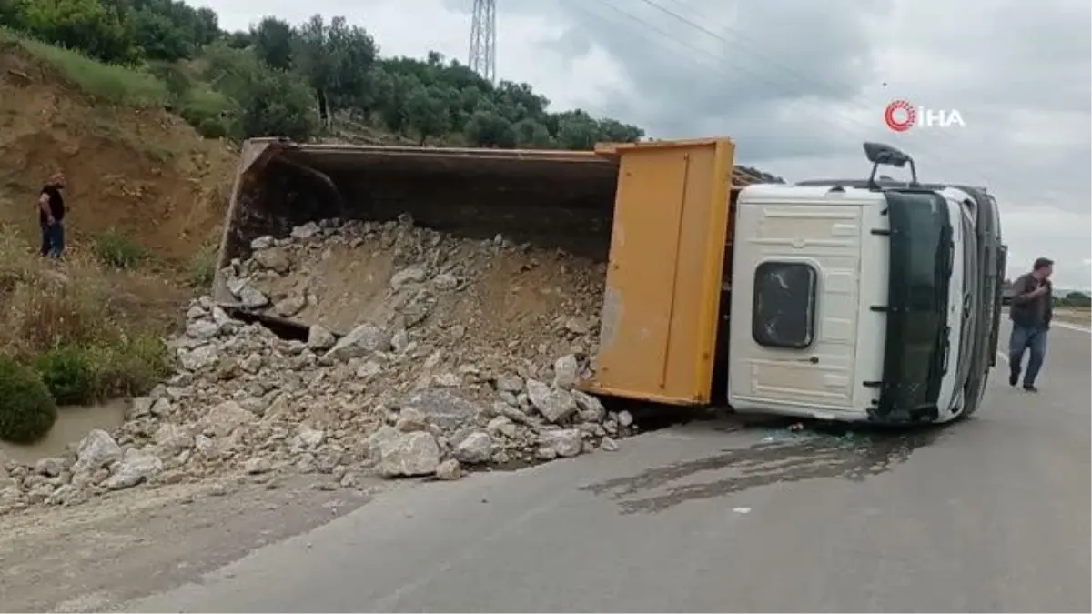 Edremit'te iş kamyonu su kanalına devrildi: 1 yaralı