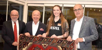 A Milli Kadın Voleybol Takımı'na Döşemealtı halısı hediye edildi