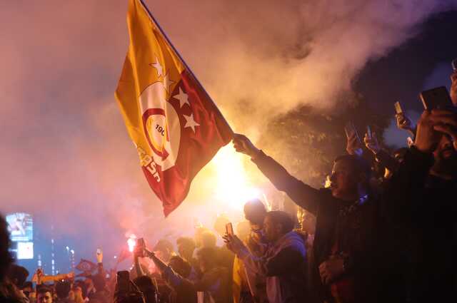Galatasaray'ın şampiyonluğu sonrası sarı-kırmızılı taraftarlar sokaklara döküldü