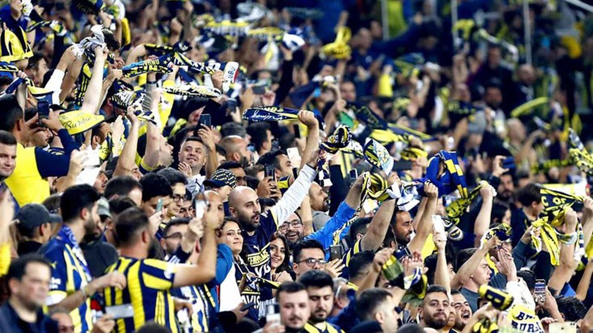 Galatasaray maçından gelen gol haberiyle Kadıköy'de tribünler adeta yıkıldı