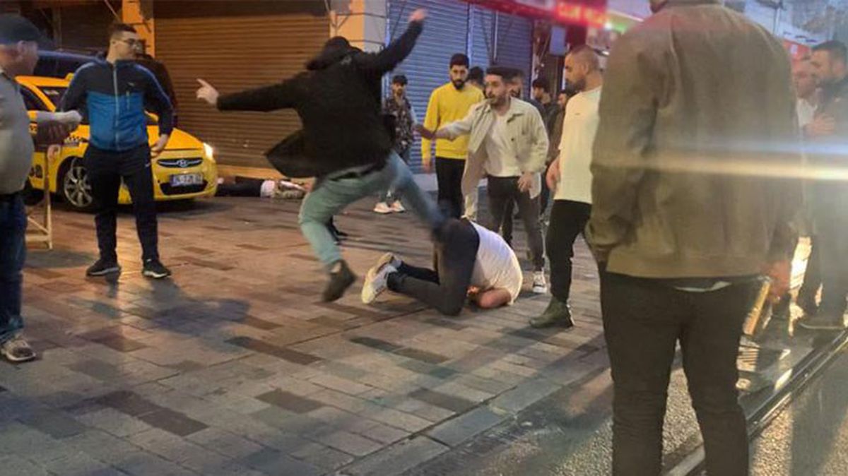 İstiklal Caddesi'nde bayıltan dayak! Yere düşürüp defalarca tekmelediler