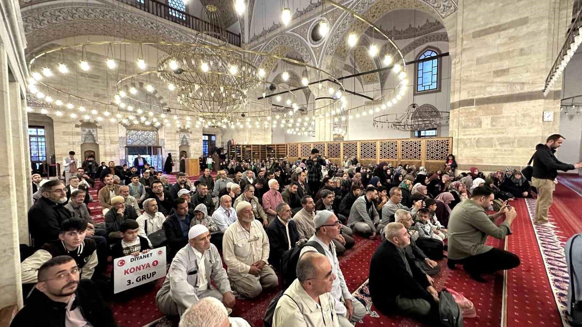 Konya'dan İlk Hac Kafilesi Dualarla Uğurlandı