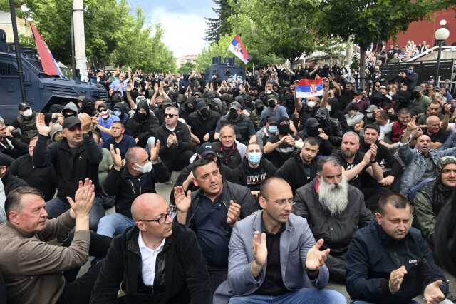 Kosova alev alev! Arnavut belediye başkanı istemeyen Sırp göstericiler güvenlik güçleriyle çatıştı: 41 NATO askeri yaralandı