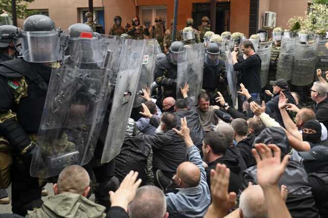 Kosova alev alev! Arnavut belediye başkanı istemeyen Sırp göstericiler güvenlik güçleriyle çatıştı: 41 NATO askeri yaralandı