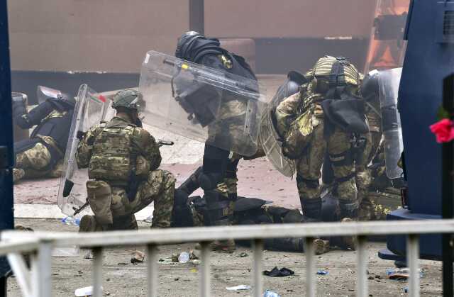Kosova alev alev! Arnavut belediye başkanı istemeyen Sırp göstericiler NATO askerleriyle çatıştı: Çok sayıda yaralı var