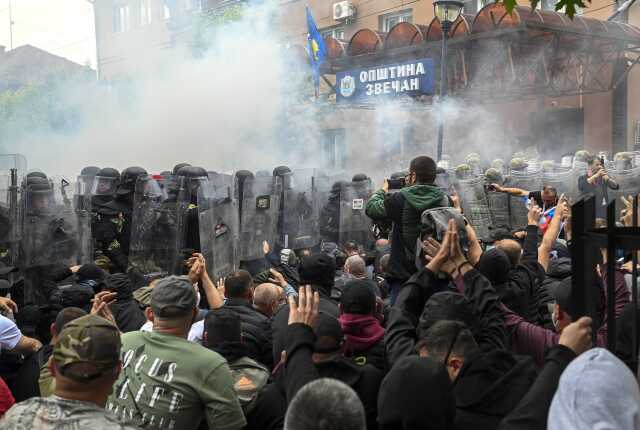 Kosova alev alev! Arnavut belediye başkanı istemeyen Sırp göstericiler güvenlik güçleriyle çatıştı: 41 NATO askeri yaralandı