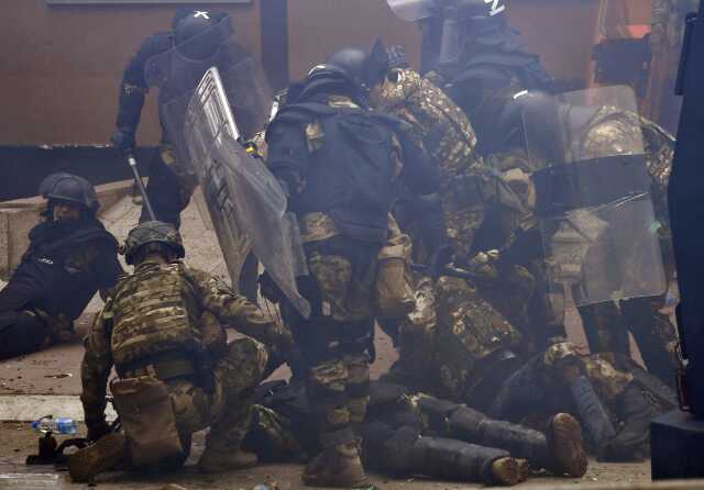 Kosova alev alev! Arnavut belediye başkanı istemeyen Sırp göstericiler NATO askerleriyle çatıştı: Çok sayıda yaralı var
