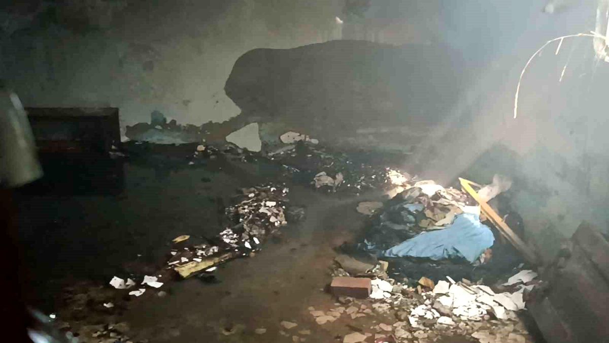 Metruk binada yangın çıktı, mahalleli isyan etti: 'Çocuklarımız risk altında'