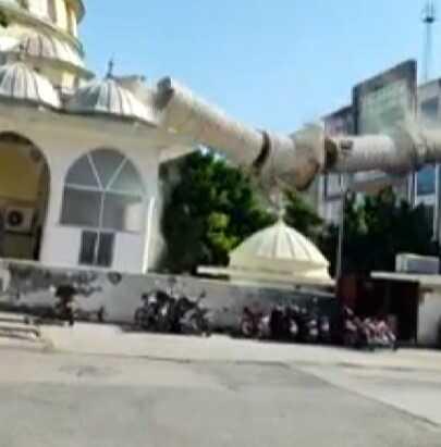 Minare yıkımı caddeyi savaş alanına çevirdi: 1 araç ve 3 iş yeri hasar gördü Minare yıkımı caddeyi savaş alanına çevirdi: 1 araç ve 3 iş yeri hasar gördü